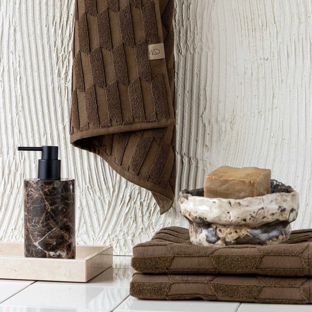 Sötétbarna pamut törölköző 50x95 cm Geo – Mette Ditmer Denmark
