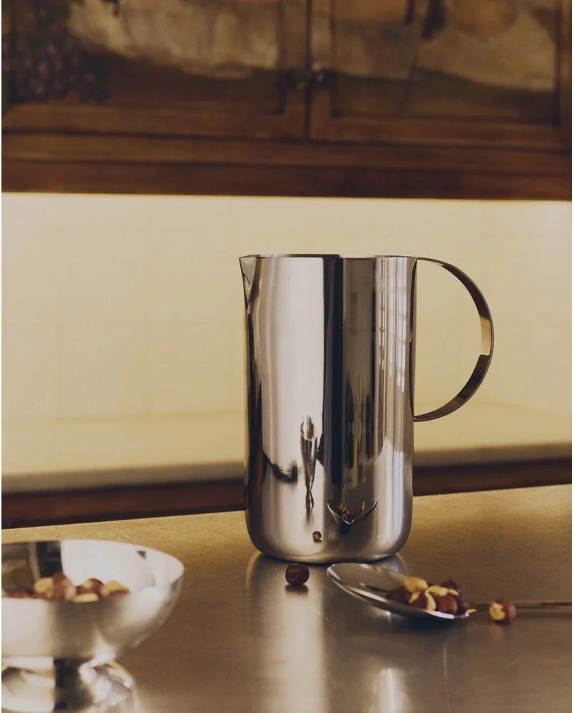 Rozsdamentes acél füles kancsó Nirela – Kave Home