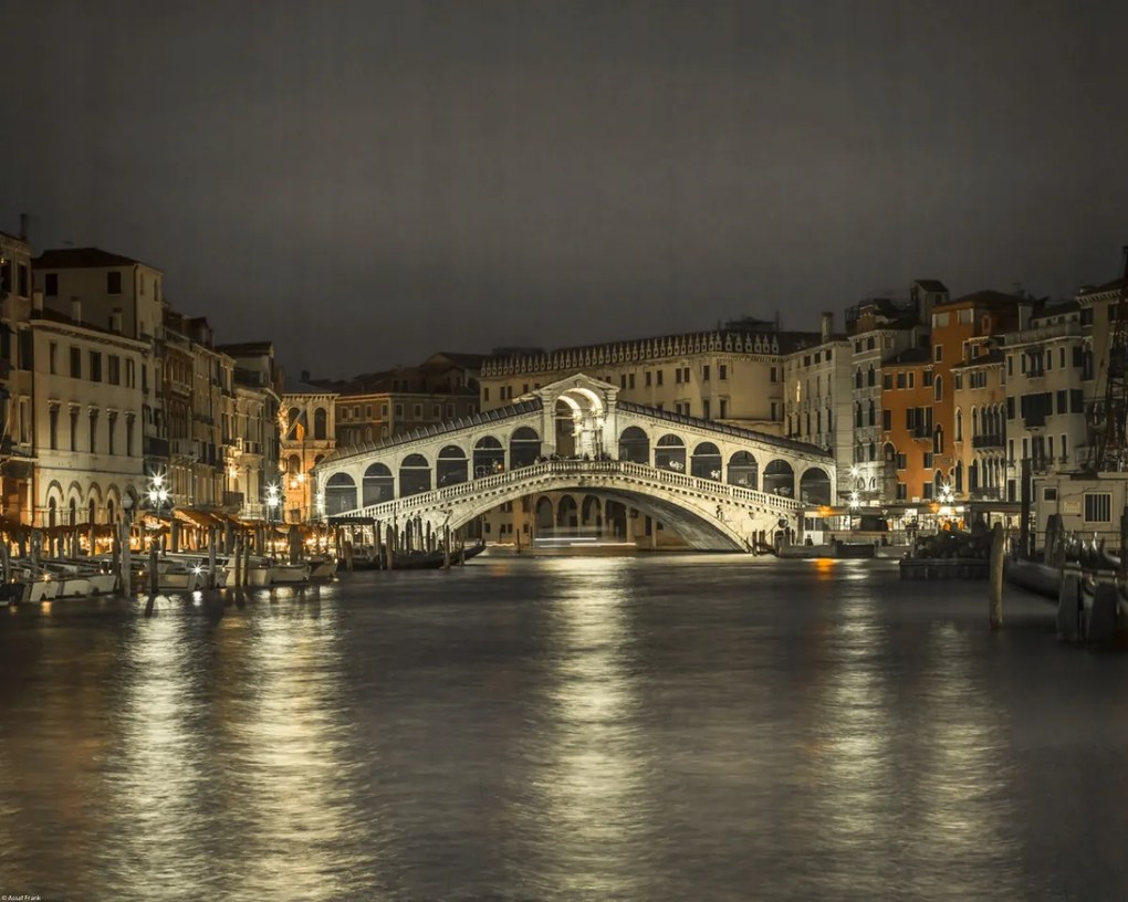 Poszter 50x40cm Nagy csatorna és Rialto híd éjszaka, Assaf Frank