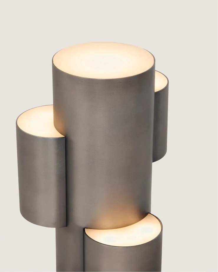 Fekete fém LED dimmelhető asztali lámpa (magasság 26,5 cm) Adrina – Kave Home