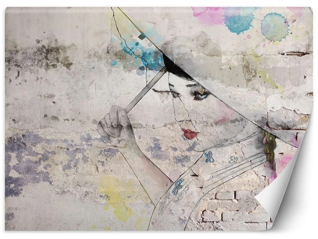 Gario Fotótapéta Gésa, aki egy paroszolát tart a háttérben egy régi falon Anyag: Vlies, Méret: 350 x 245 cm