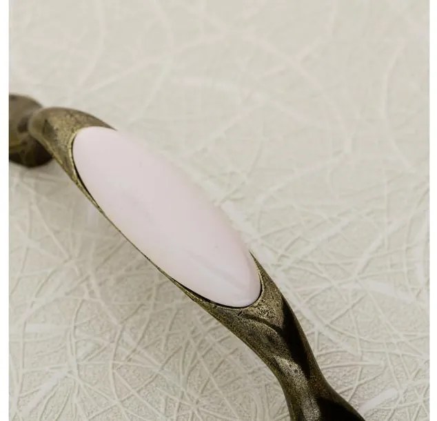 Fogantyú porcelán-fém, 96mm, 728P, kék virágmintás antik bronz