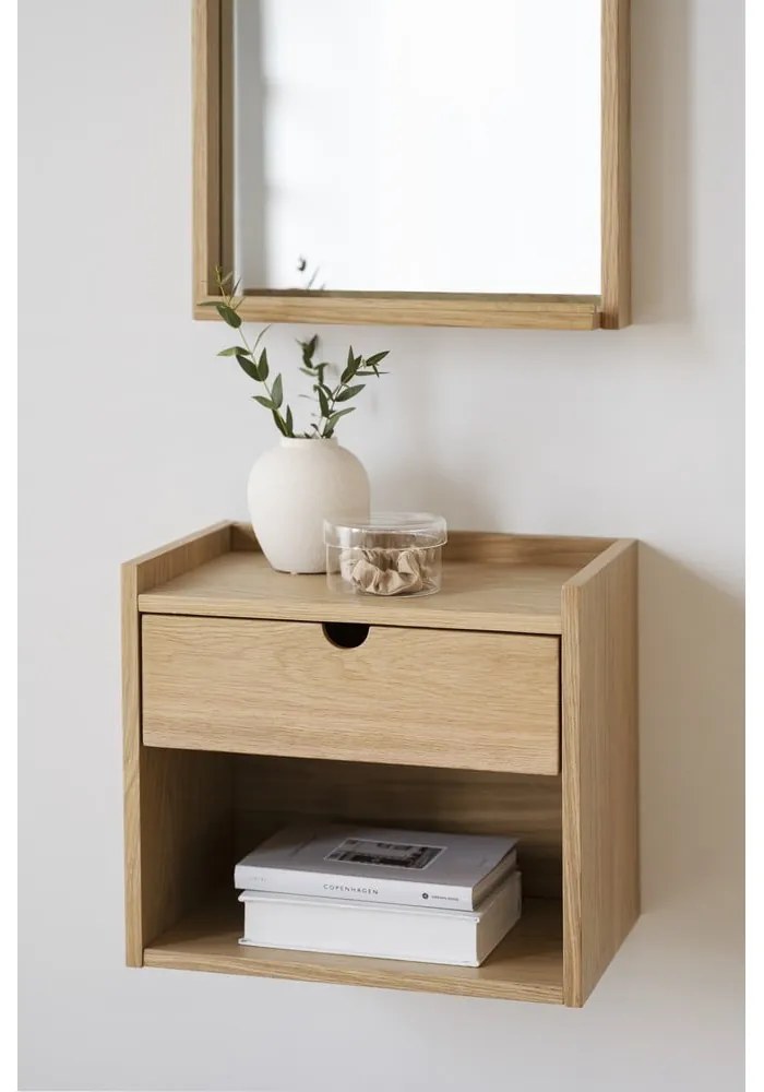 Natúr színű tölgyfa függő-polcokkal éjjeliszekrény Hillmond – Rowico