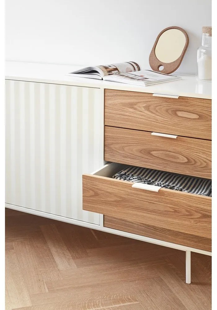 Fehér-natúr színű alacsony komód tölgyfa dekorral 159x80 cm Sierra – Teulat