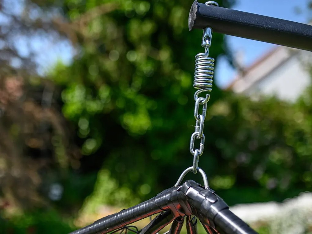 Fekete függőszék KOKON állvánnyal, világos párna