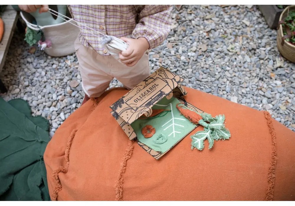 Zöld-narancssárga gyerek babzsákfotel Cathy the Carrot – Lorena Canals