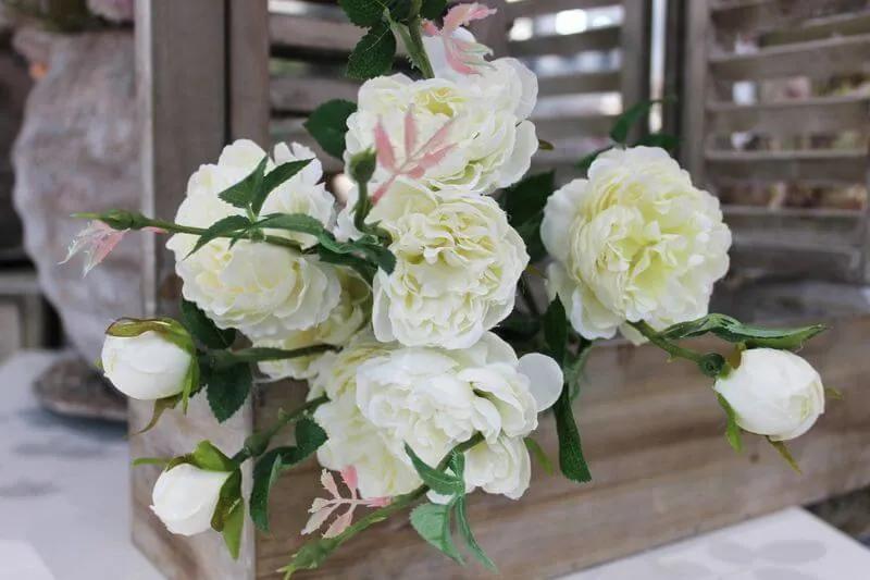 Fehér csokor rózsavirágokból