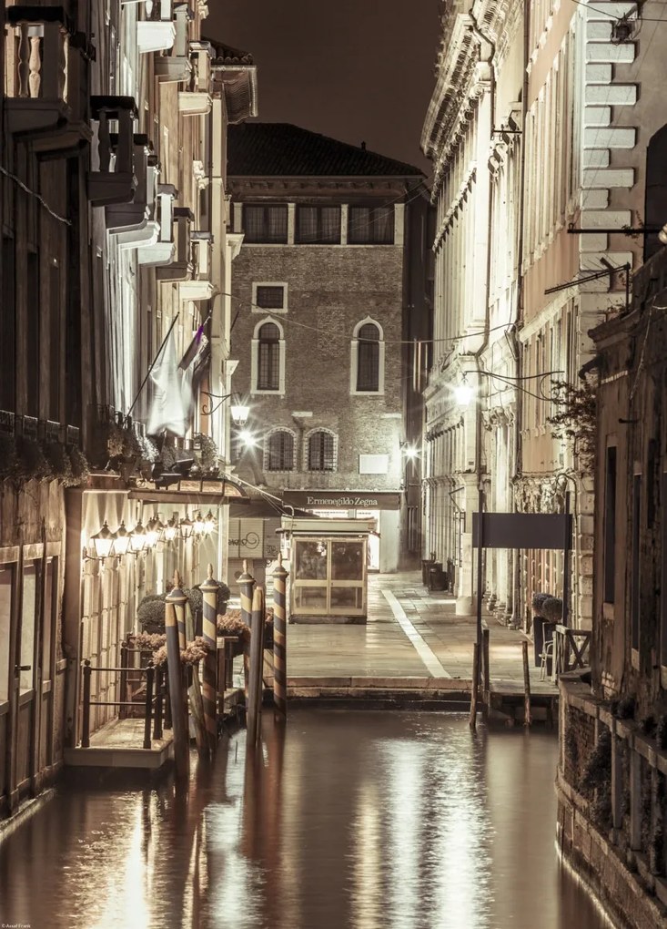 Poszter 39,5x55cm Éjszakai felvétel egy régi épületről egy keskeny csatornánál, Assaf Fra