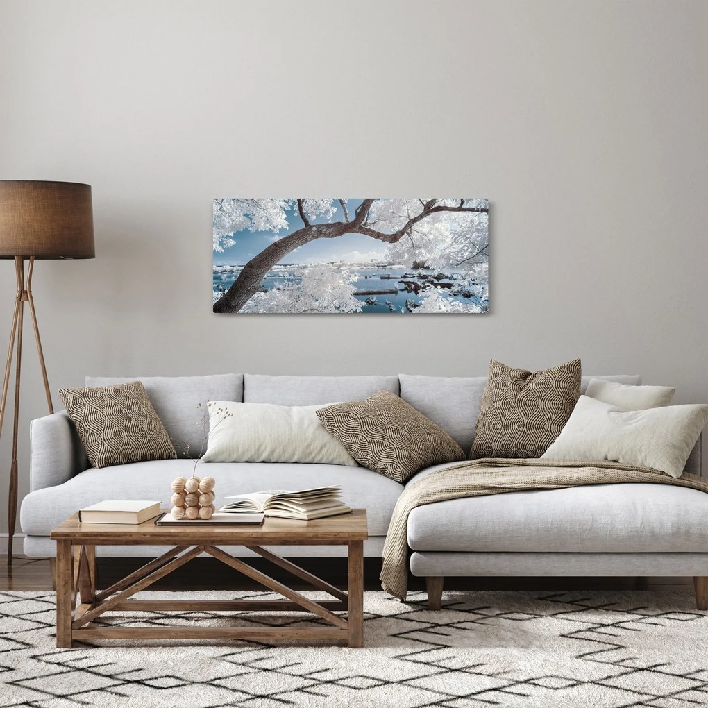 A víz mellett egy havas fa képe (120x50 cm)