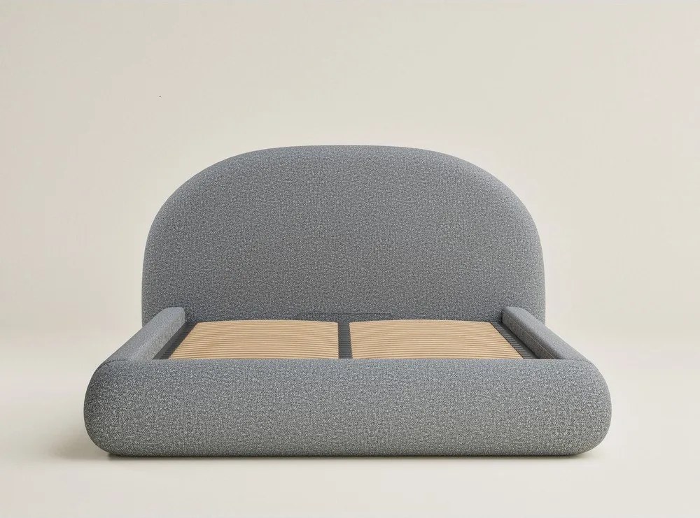 Szürke kárpitozott ágyneműtartós franciaágy ágyráccsal 160x200 cm Maumere – Maison de Rêve