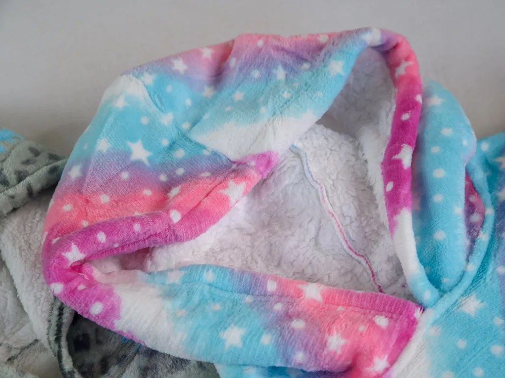 báránybunda hatású kapucnis, ujjas pléd AURORA színes