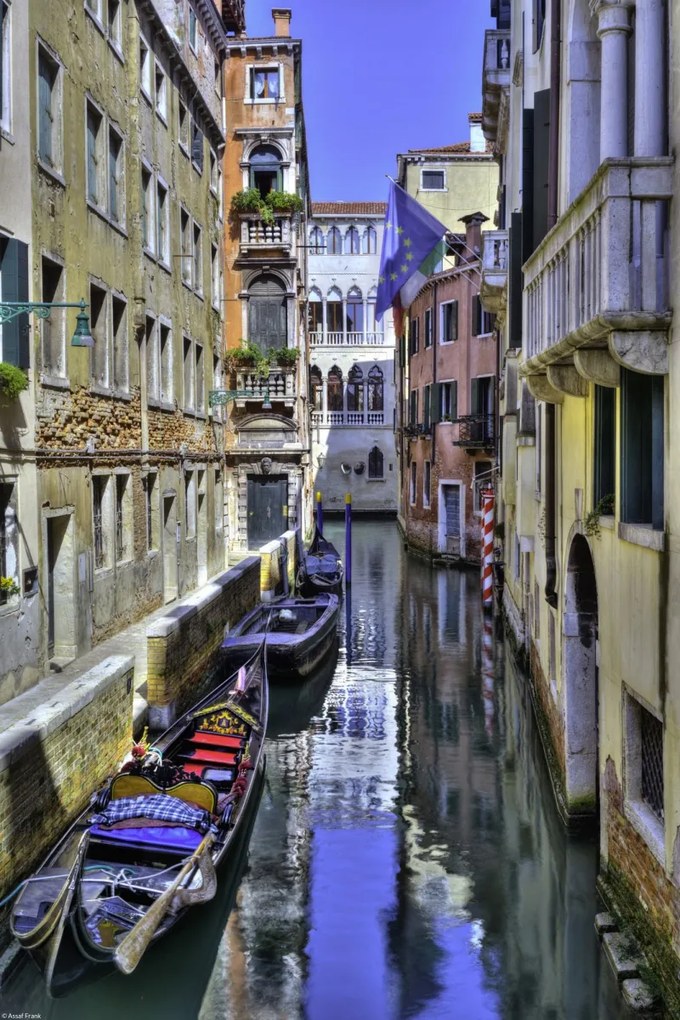 Poszter 30x45cm Keskeny csatorna régi épületeken át 2, Assaf Frank