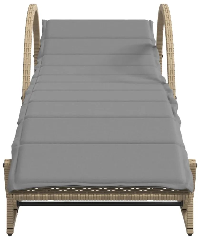 2 db bézs polyrattan napozóágy asztallal