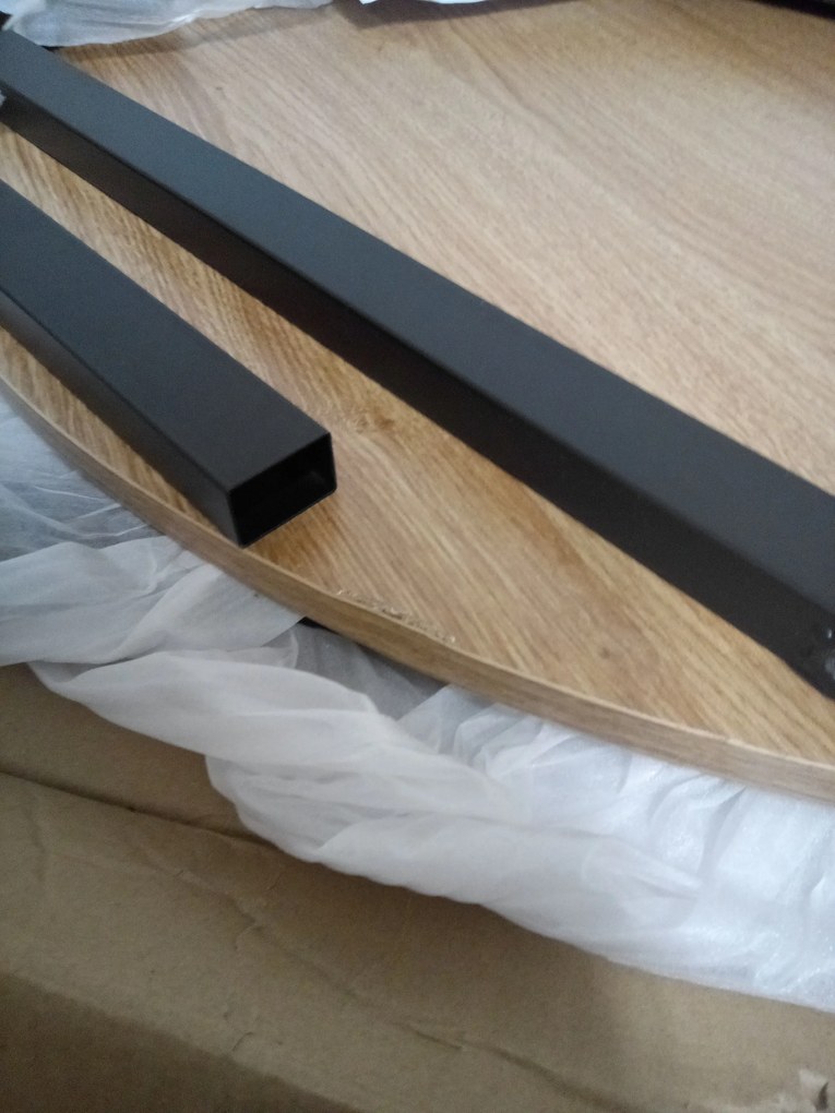 AKCIÓ Kerek étkezőasztal tölgy dekor asztallappal LUNA 90x90 II. osztály