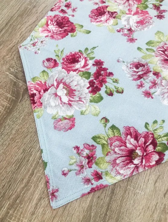 Rózsás vintage asztali futó