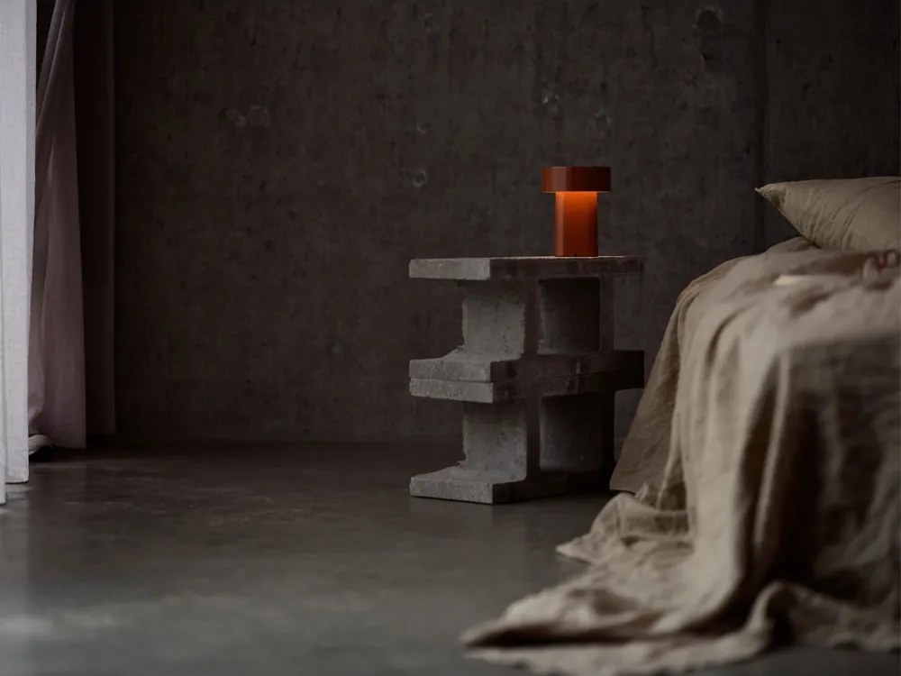 Konyakbarna műanyag LED asztali lámpa (magasság 18 cm) Oblong – Zone