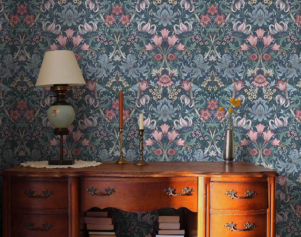 Holden Decor Tales of the Manor Fleurmont kék-lila damaszt mintás vlies tapéta – 91903