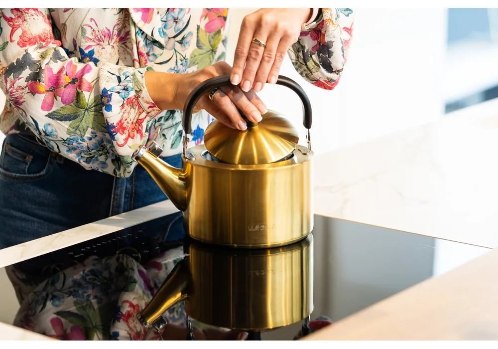 Aranyszínű rozsdamentes acél vízforraló kanna 1,5 l Diamante – Vialli Design