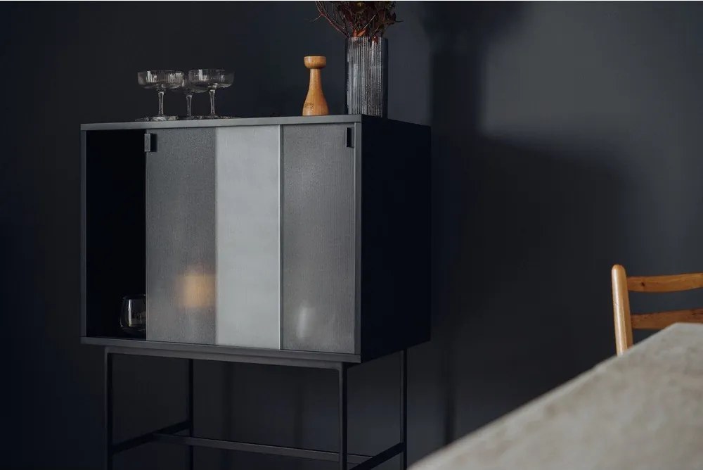 Fekete tálalószekrény tolóajtóval 70x109x40 cm Lekko – noo.ma