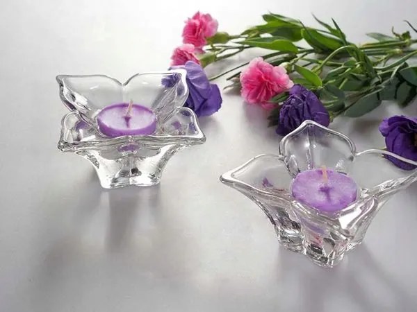 Virág alakú üveg gyertyatartók elegáns dekoráció