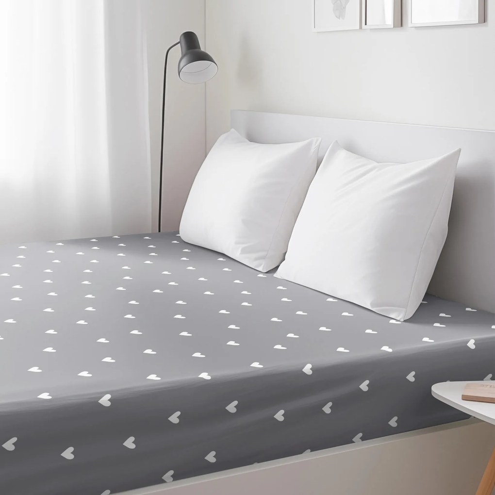 Goldea pamut körgumis lepedő - szívecskék, szürke alapon 160 x 200 cm