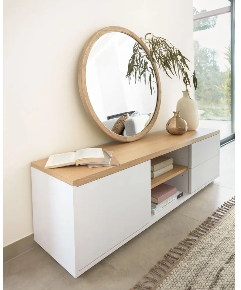 Fehér TV-állvány tölgyfa dekorral 150x44x36 cm Abilen – Kave Home