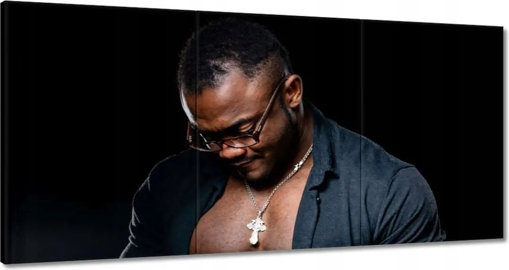 Vászonkép 180x90 A férfi kigombolt pólóval