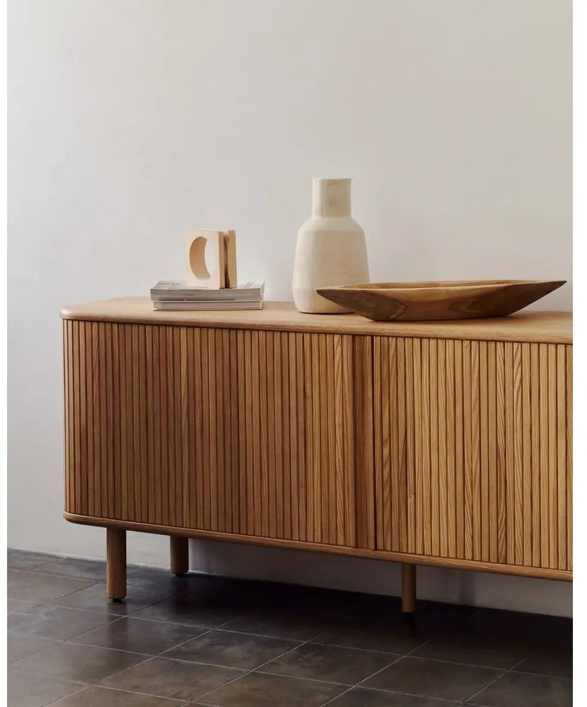 Natúr színű komód tolóajtóval kőrisfa dekorral 180x75,5x40 cm Mailen – Kave Home