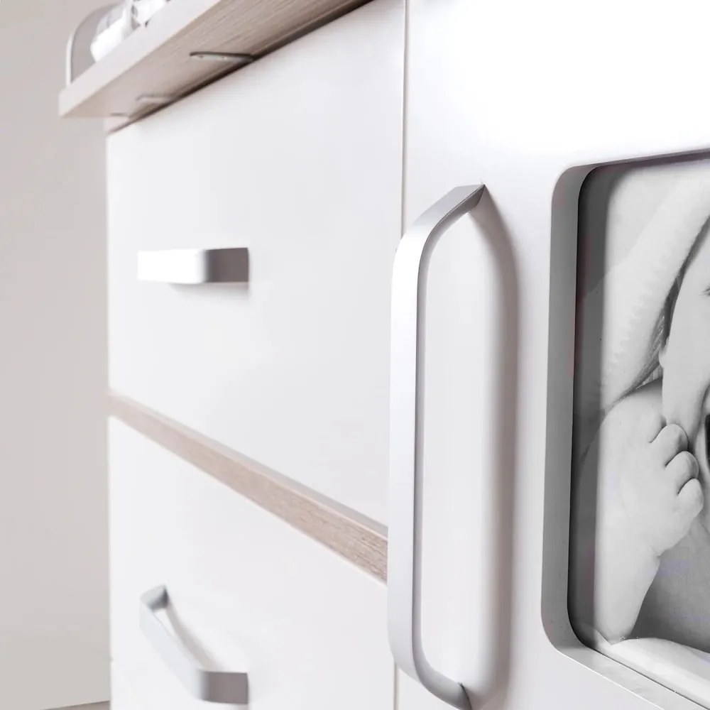 Fehér alacsony gyerek komód pelenkázó feltéttel szilfa dekorral 117x102 cm Moritz – Roba