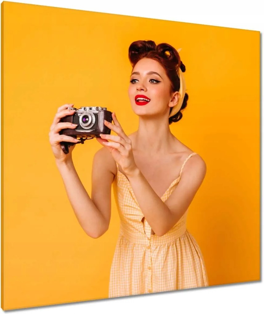 Vászonkép 90x90 Szűz retro fényképezőgéppel
