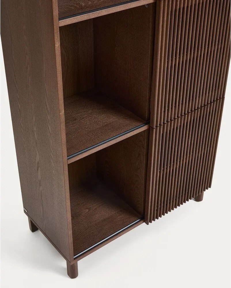 Sötétbarna könyvespolc tolóajtóval, diófa dekorral 84,5x170x42,5 cm Beyla – Kave Home