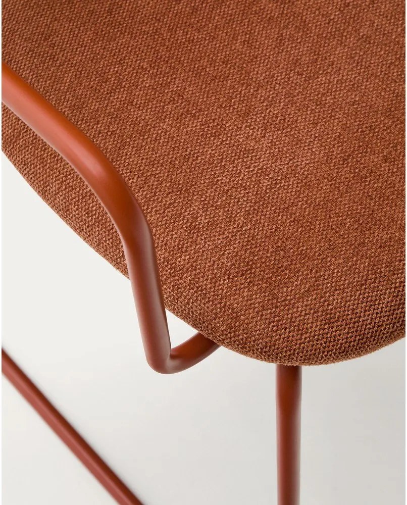 Terrakotta színű fém karfás étkezőszék Meli – Kave Home