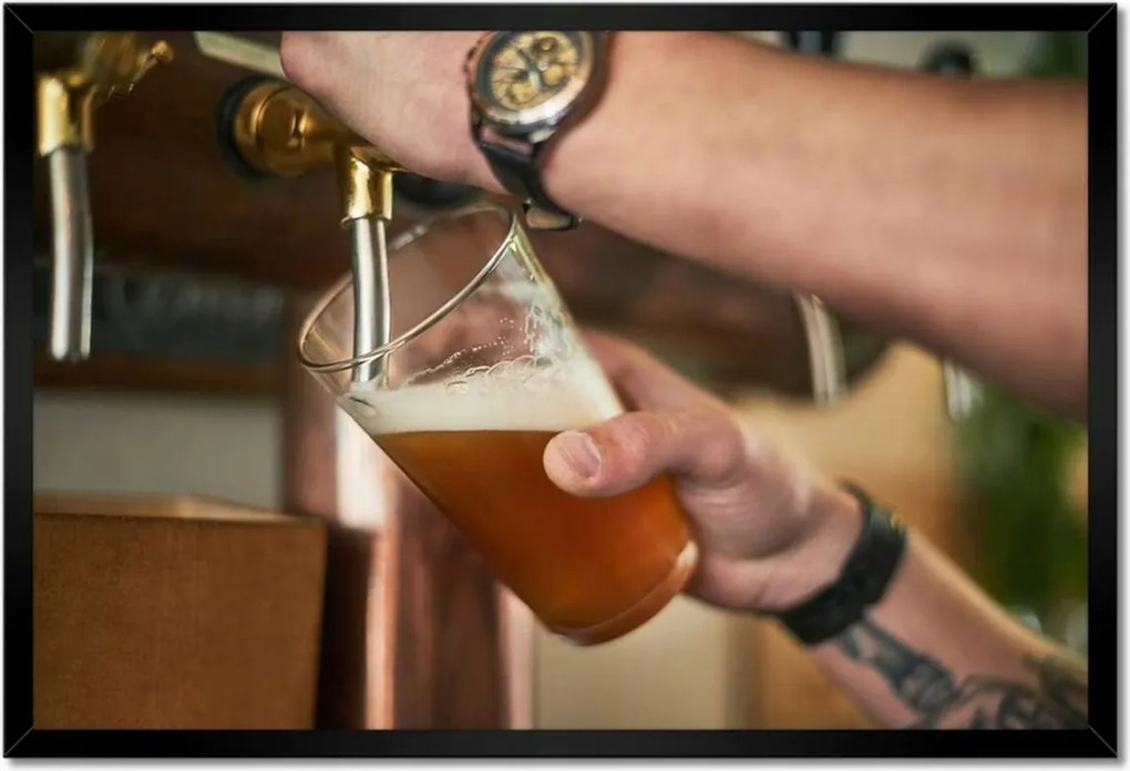 Poszterek keretben 60x40 Sört kiöntő csapos