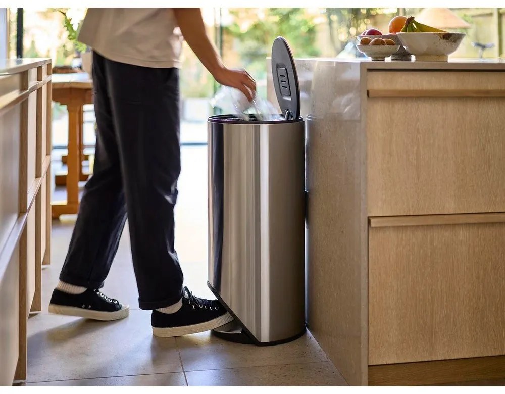 Fényes ezüstszínű rozsdamentes acél pedálos szemetes 30 l Arc – Joseph Joseph