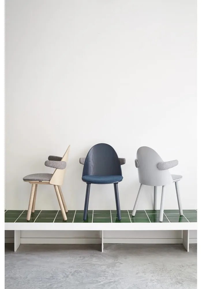 Uma szürke karfás szék - Teulat