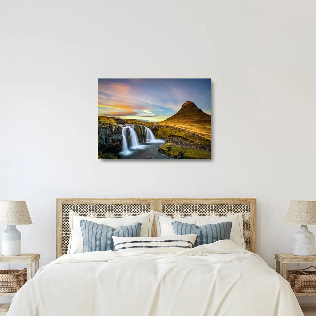 Kép a hegyekről és vízesésekről Izlandon (üvegen) (70x50 cm)