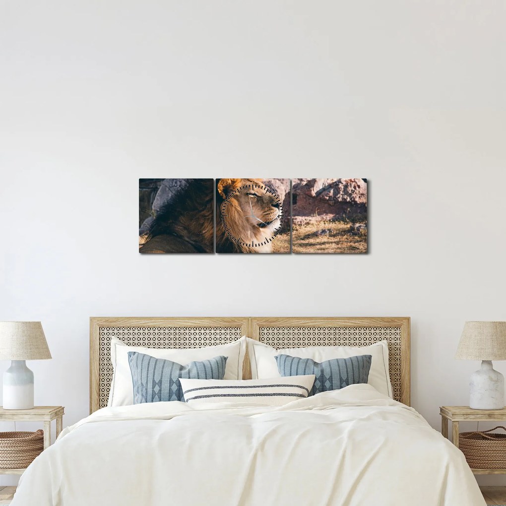 Egy fekvő oroszlán képe (órával) (90x30 cm)