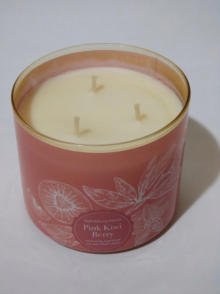 Bath &amp; Body Works – Pink kiwi berry Illatgyertya (3 kanóc) 411g