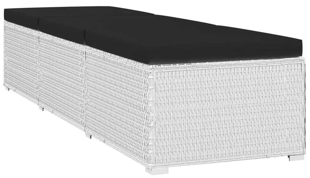 Fehér polyrattan napozóágy párnával és teázóasztallal