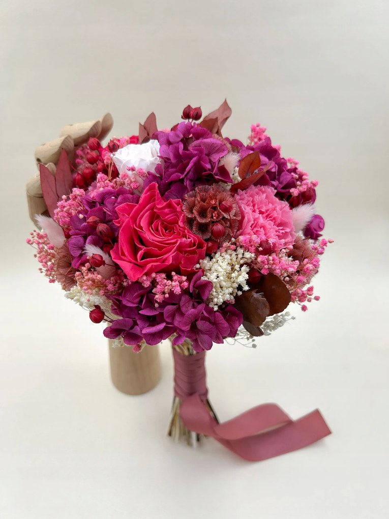 Menyasszonyi csokor szárított virágokból és fűfélékből