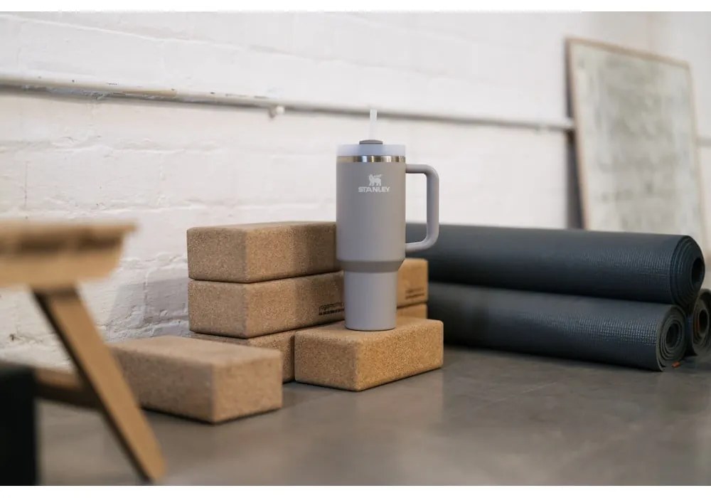 Világosszürke rozsdamentes acél termosz szívószállal 1,18 l Quencher H2.0 FlowState Tumbler Ash – Stanley