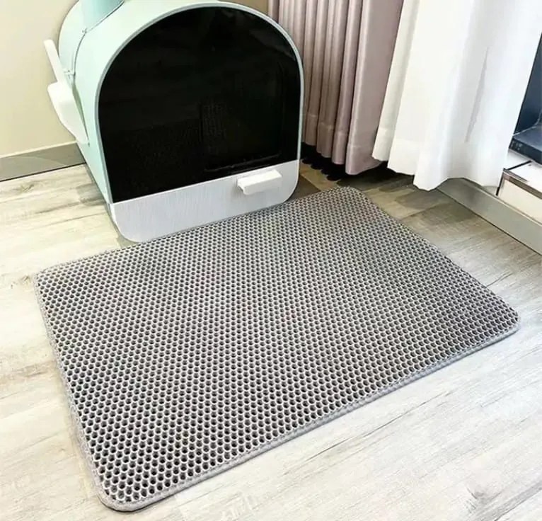 Kétrétegű szürke szőnyeg a macska wc előtt