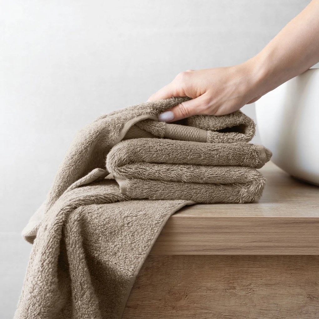 Goldea bambuszszálas törölköző és fürdőlepedő - szürkésbarna 30 x 50 cm