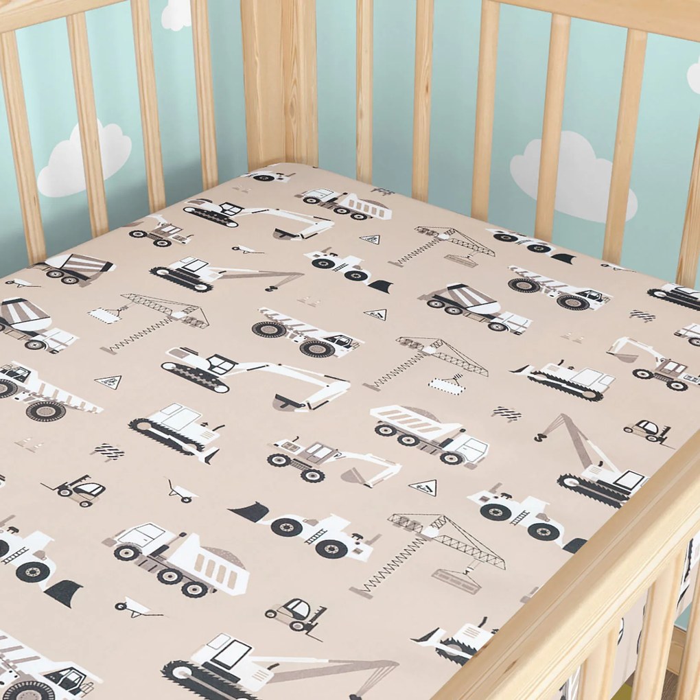 Goldea gyerek körgumis pamut lepedő kiságyba - teherautók és markolók bézs alapon 70 x 140 cm