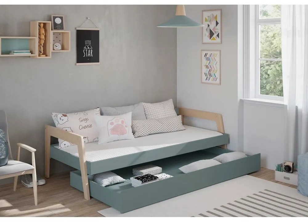 Zöld-natúr színű borovi fenyő gyerekágy kihúzható pótággyal, tárolóhellyel 90x200 cm Carrie – Marckeric