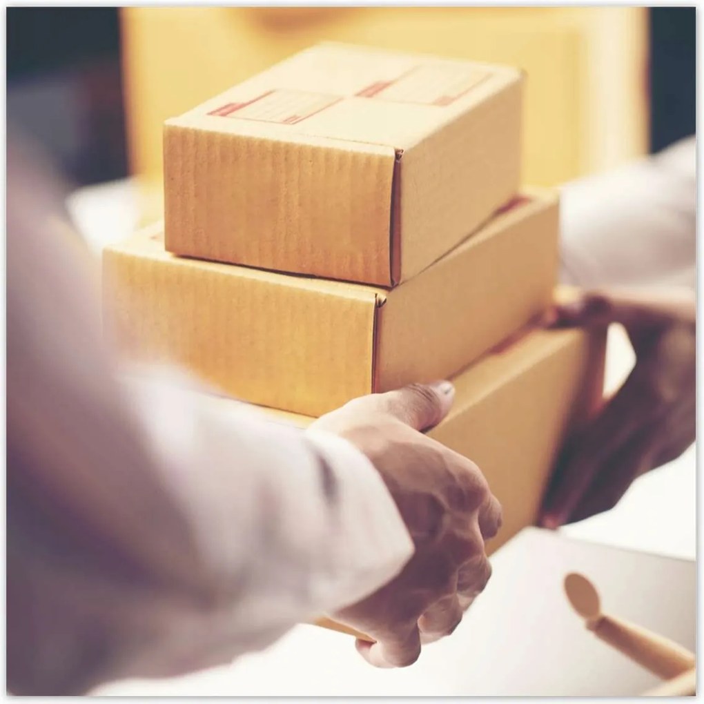 Poszterek 100x100 A futár kézbesíti a csomagot