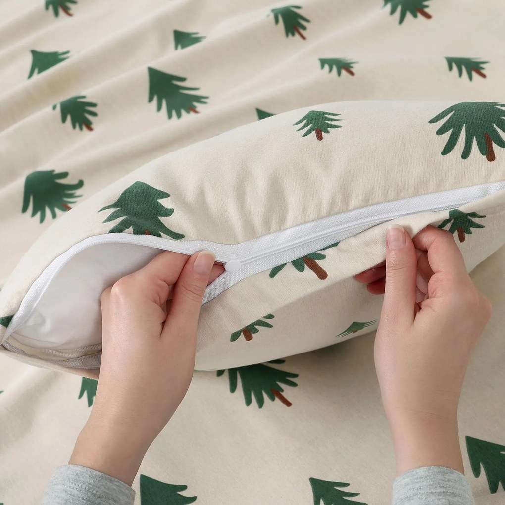 Goldea karácsonyi flanel párnahuzat - fenyőfák natúr alapon 40 x 40 cm