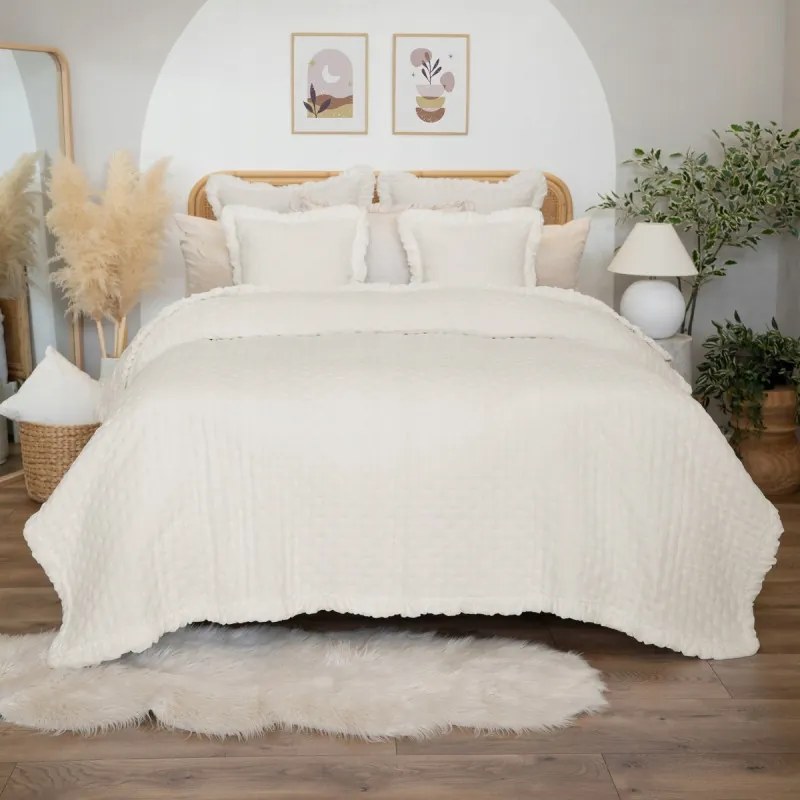 Dekoratív steppelt ágytakaró fodros Celia krém 220 x 240 [cm]