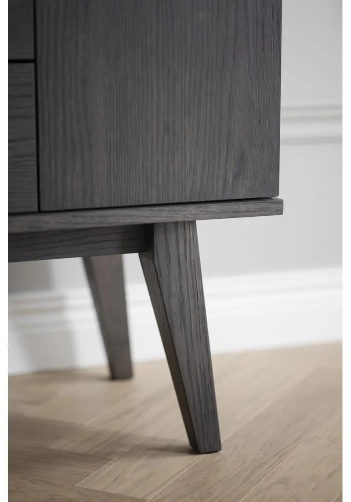 Barna alacsony komód tölgyfa dekorral 150x85 cm Filippa – Rowico