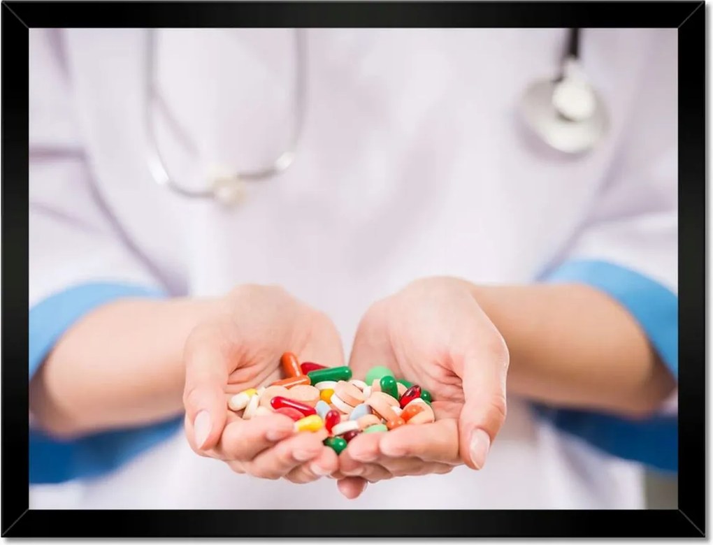 Poszterek keretben 40x30 Tabletták az orvos kezében